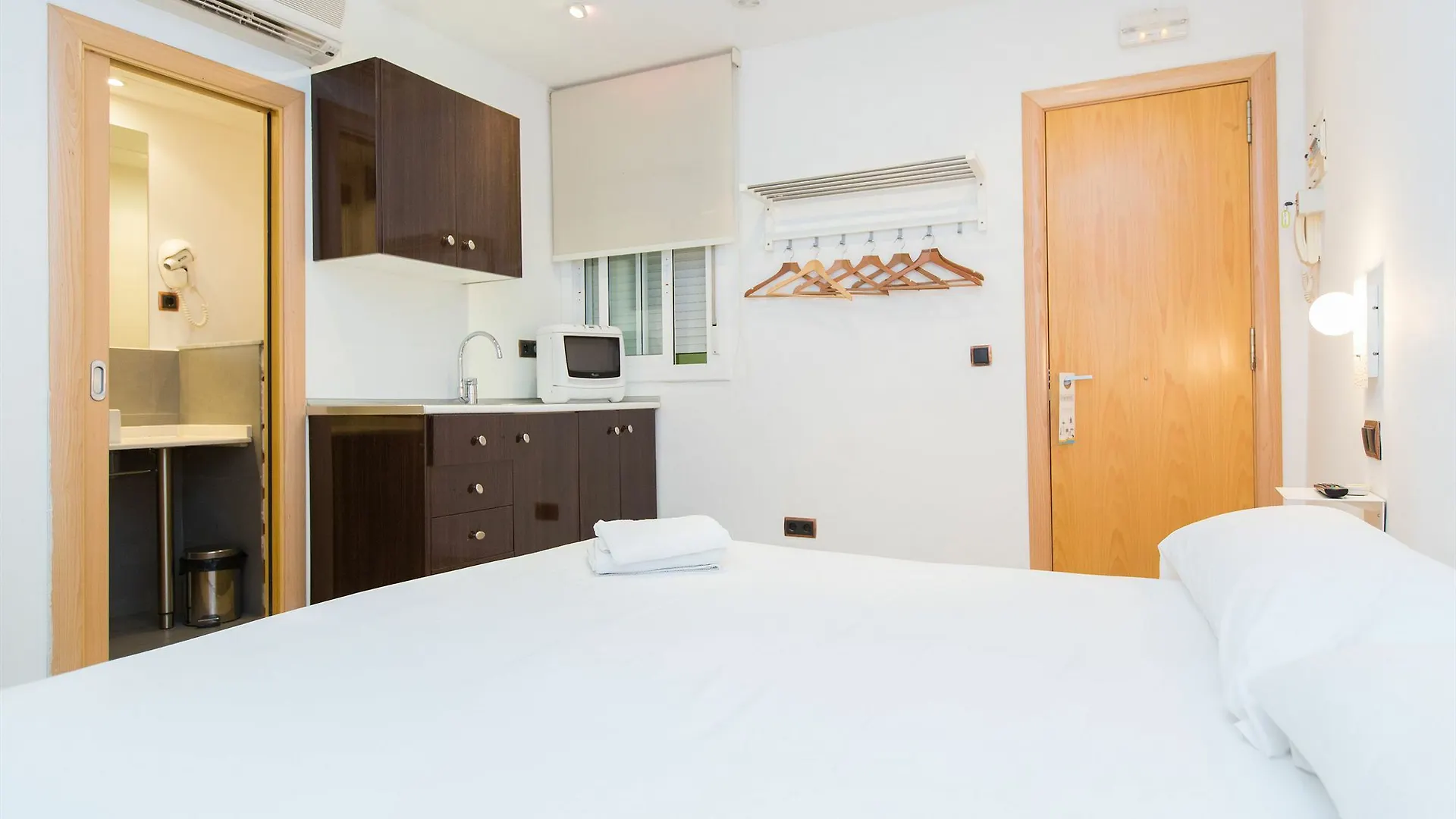 Ainb Las Ramblas-Colon Apartments Barcelona