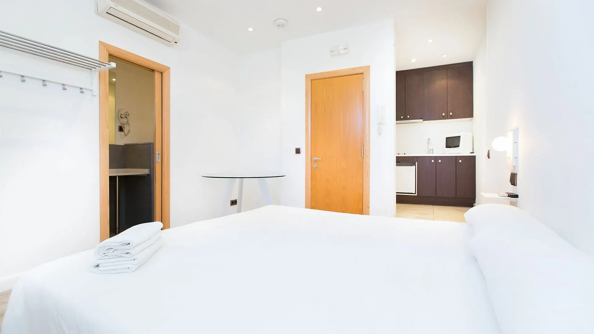 Ainb Las Ramblas-Colon Apartments Barcelona 0*,