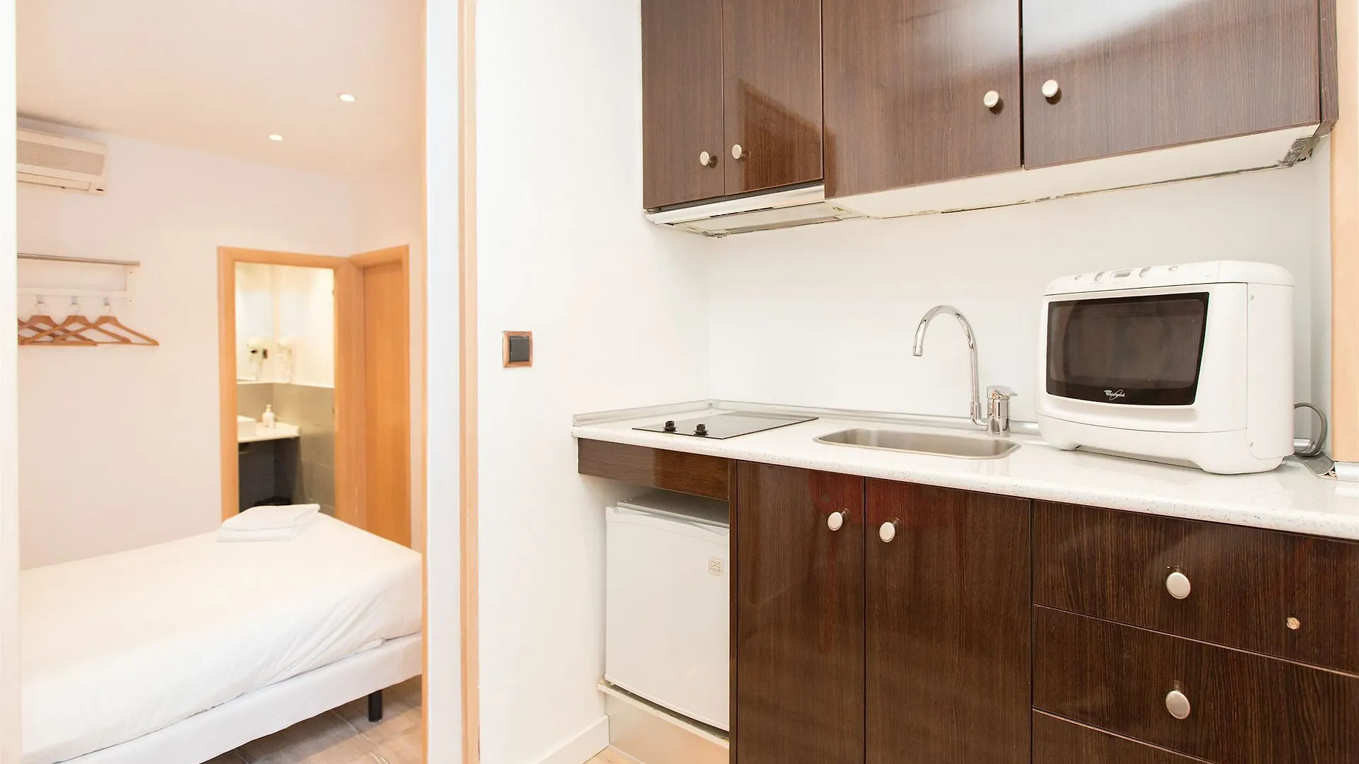 Ainb Las Ramblas-Colon Apartments Barcelona